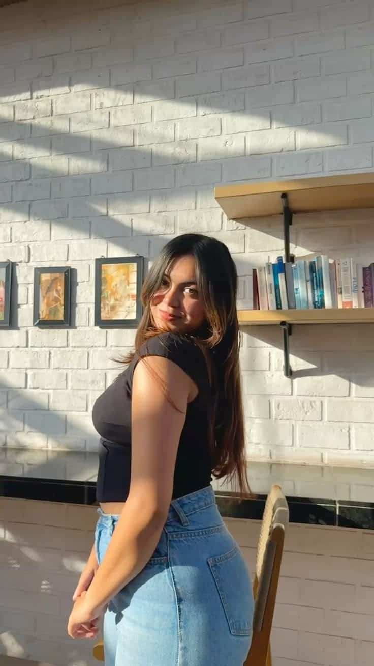 Girl Booking Hotel — close-up frame for a clear first impression — booking in Pakistan — gallery 5/20 — asset 22